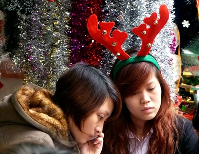 Young Vietnamese embrace Christmas - 8