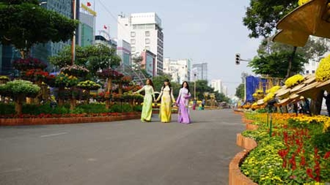 Flower Road opens in HCM City - 10