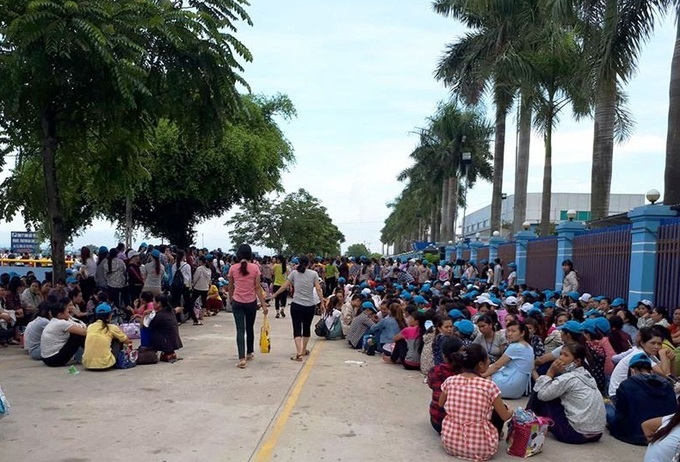 Thanh Hoa shoe workers strike against company's poor treatment - 1
