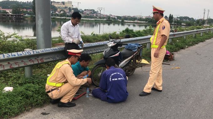 Motorbikes face ‘nail traps’ on Bac Giang-Ha Noi Highway - 1 Motorbikes face ‘nail traps’ on Bac Giang-Ha Noi Highway - 1