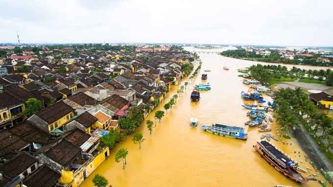 Foreign travellers enjoy exploring Hoi An in flooding - 9