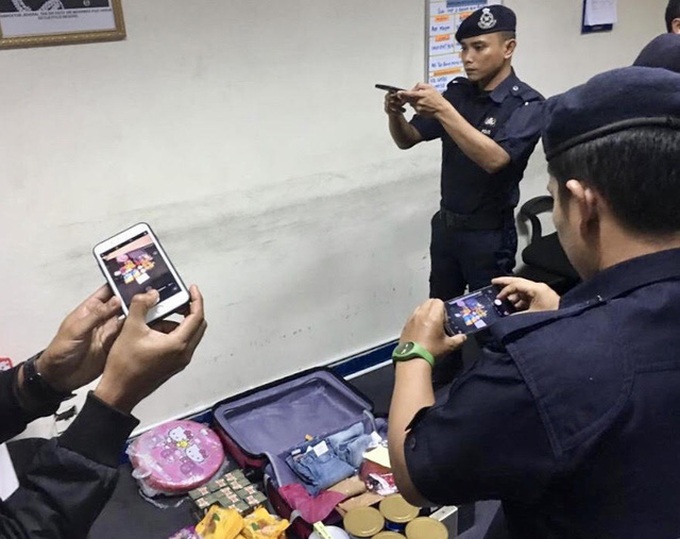 Vietnamese bomb threat women expelled - 1