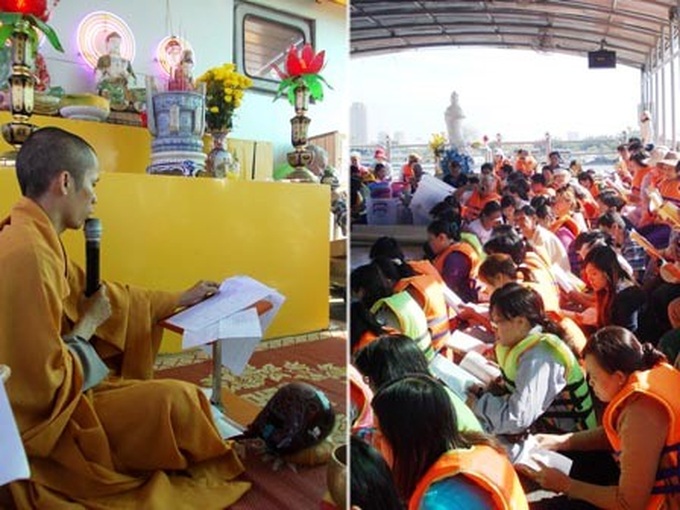 Fish-releasing ritual on Saigon River gains attention - 2 Fish-releasing ritual on Saigon River gains attention - 2