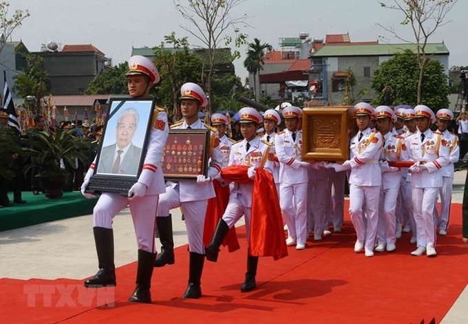 Former Party General Secretary Do Muoi laid to rest in hometown - 1