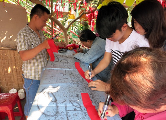 Visitors flock to pagodas for first full moon festival - 10