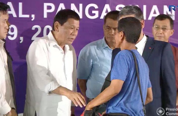 Philippine President sees off Vietnamese fishermen - 1
