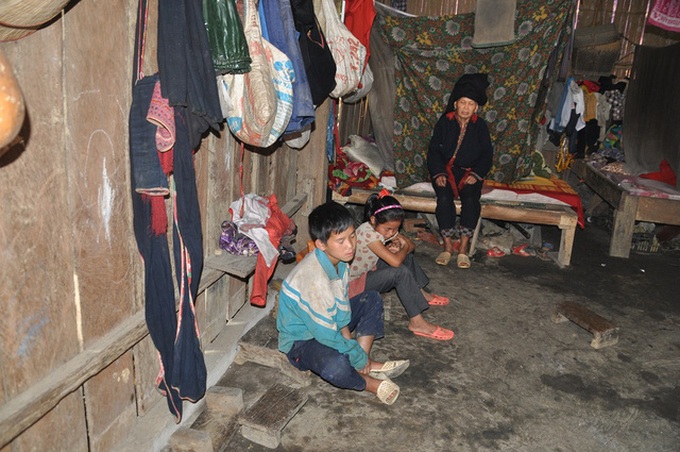 Orphaned children live off foraging - 2