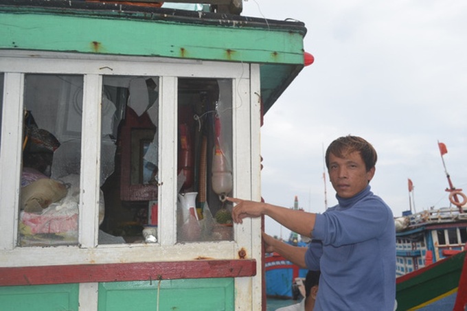 Vietnamese fishermen attacked by Chinese ships - 1