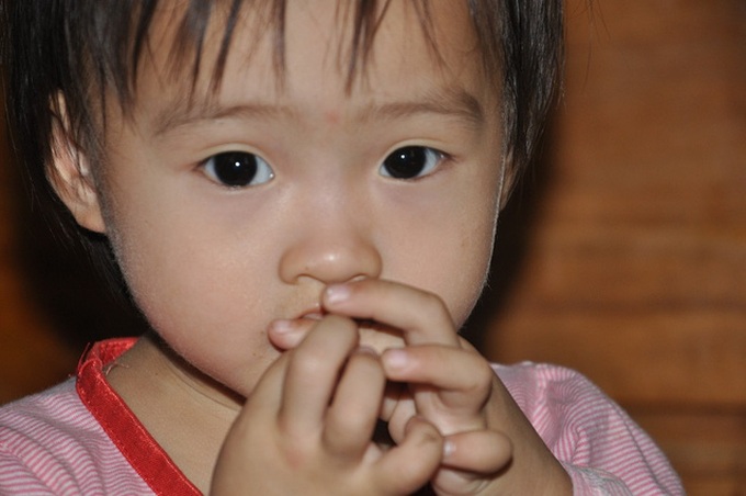 Mother to sell kidney to save small daughter - 1