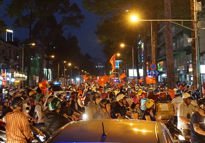 Football fans flood the streets to celebrate Vietnam U23s victory - 4
