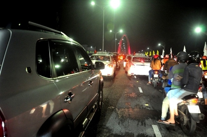 New overpass jammed by curious visitors - 10