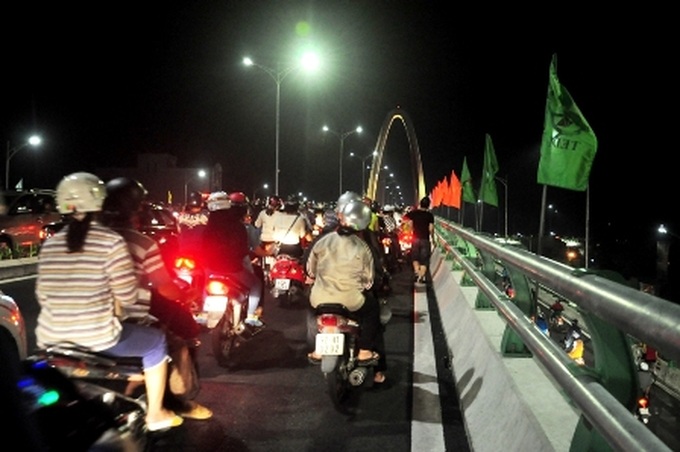 New overpass jammed by curious visitors - 6