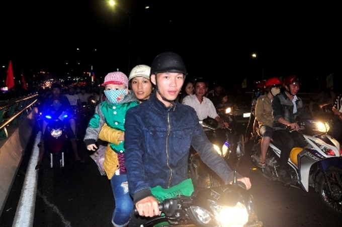 New overpass jammed by curious visitors - 9