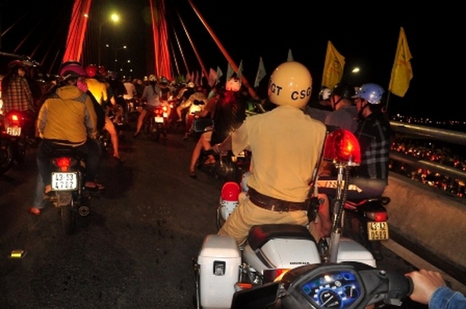 New overpass jammed by curious visitors - 12