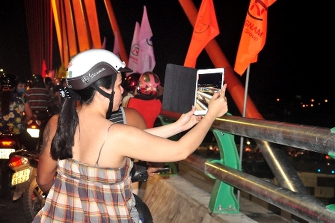 New overpass jammed by curious visitors - 3