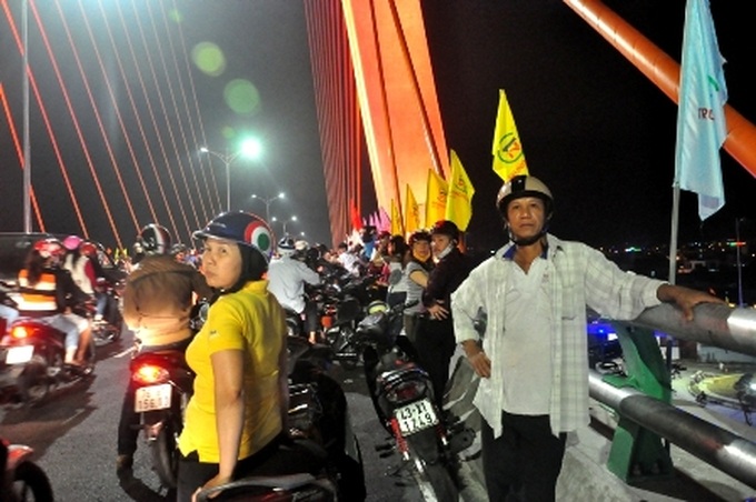 New overpass jammed by curious visitors - 7