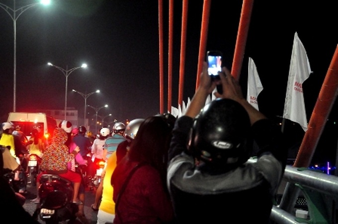 New overpass jammed by curious visitors - 1