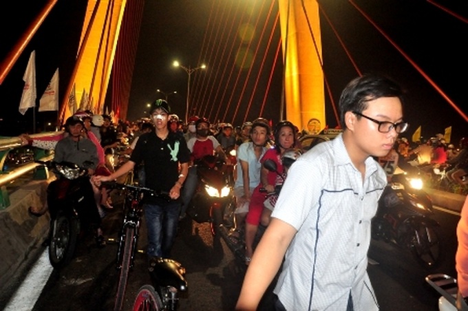 New overpass jammed by curious visitors - 8