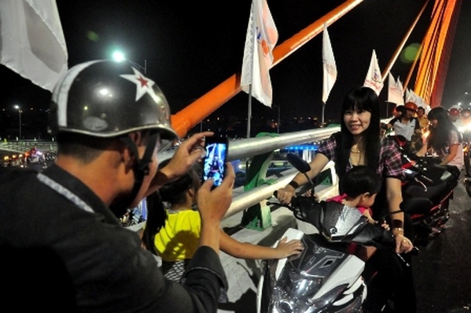 New overpass jammed by curious visitors - 2