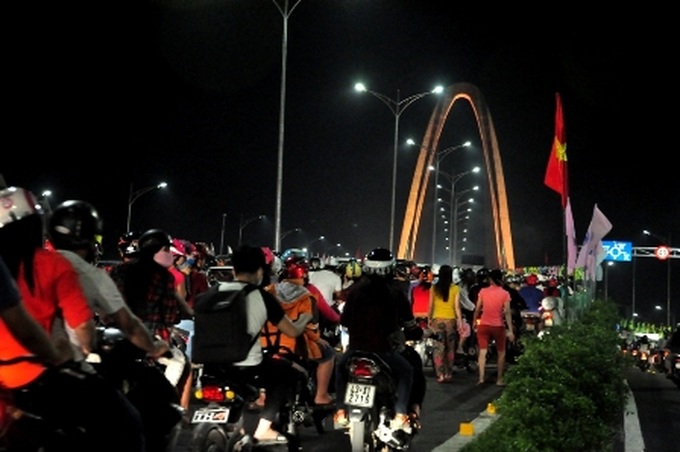New overpass jammed by curious visitors - 5