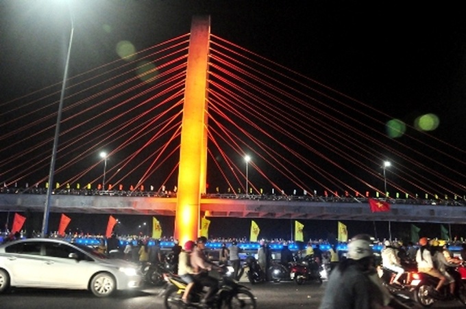 New overpass jammed by curious visitors - 14