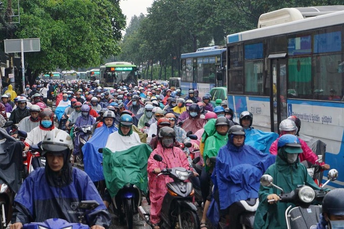HCM City streets in chaos after heavy rain - 1