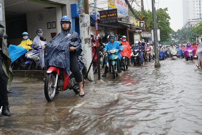 HCM City streets in chaos after heavy rain - 3