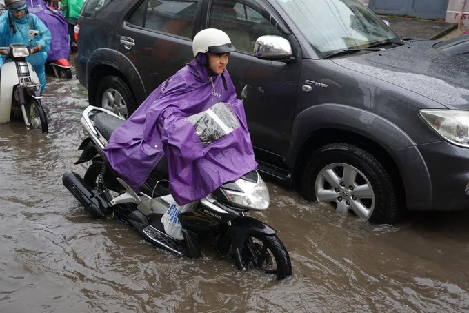 HCM City streets in chaos after heavy rain - 5