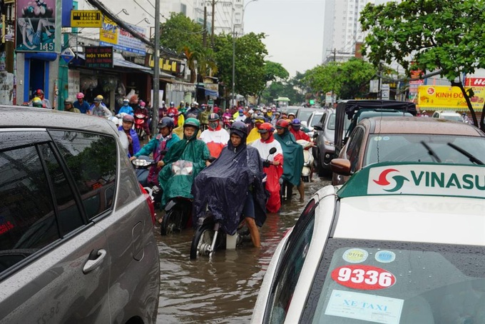 HCM City streets in chaos after heavy rain - 6