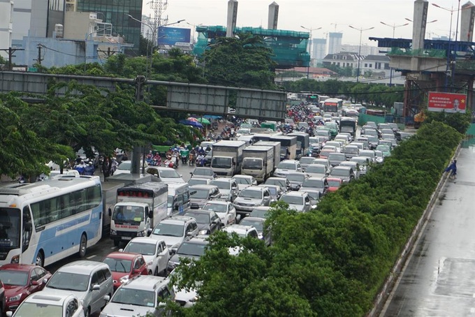 HCM City streets in chaos after heavy rain - 10