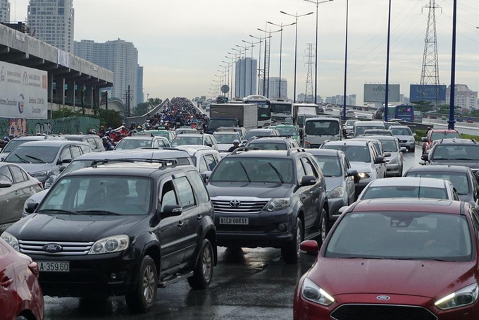 HCM City streets in chaos after heavy rain - 12