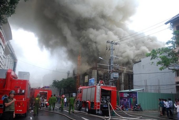 Phuong Dong night club in Da Nang City goes up in flames - 1