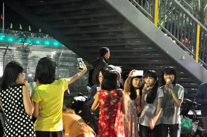 New overpass jammed by curious visitors - 4