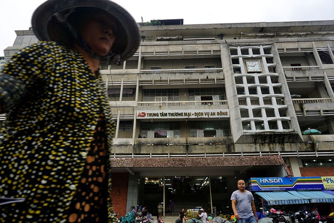 Traders demand repair of old market - 1