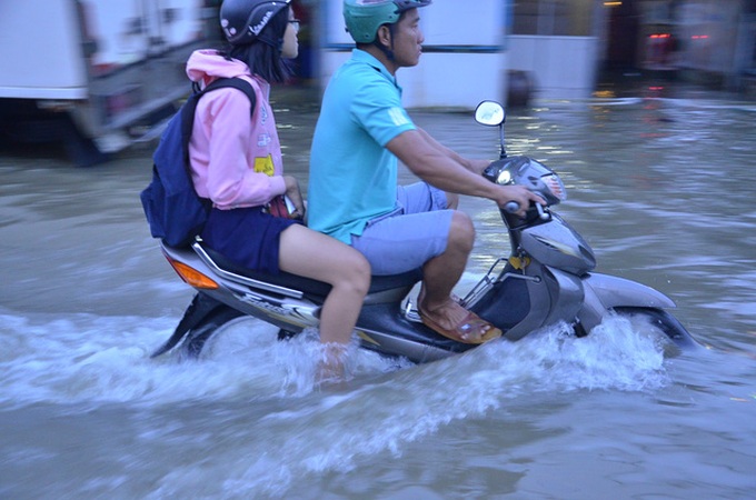 Flood tides submerge HCM City streets - 2