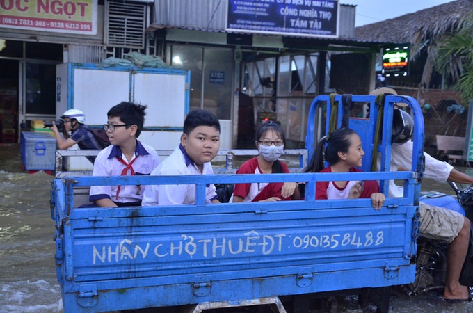 Flood tides submerge HCM City streets - 9