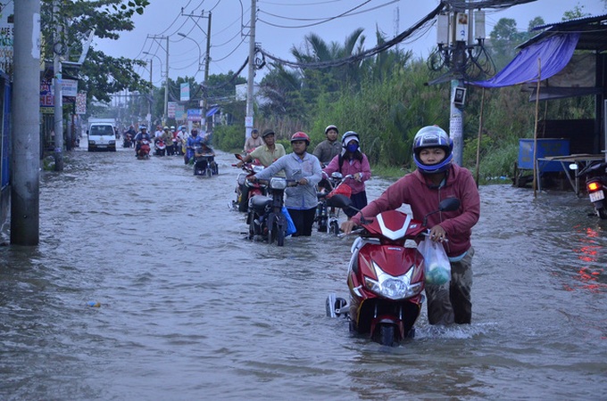 Flood tides submerge HCM City streets - 7