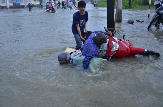 Flood tides submerge HCM City streets - 11