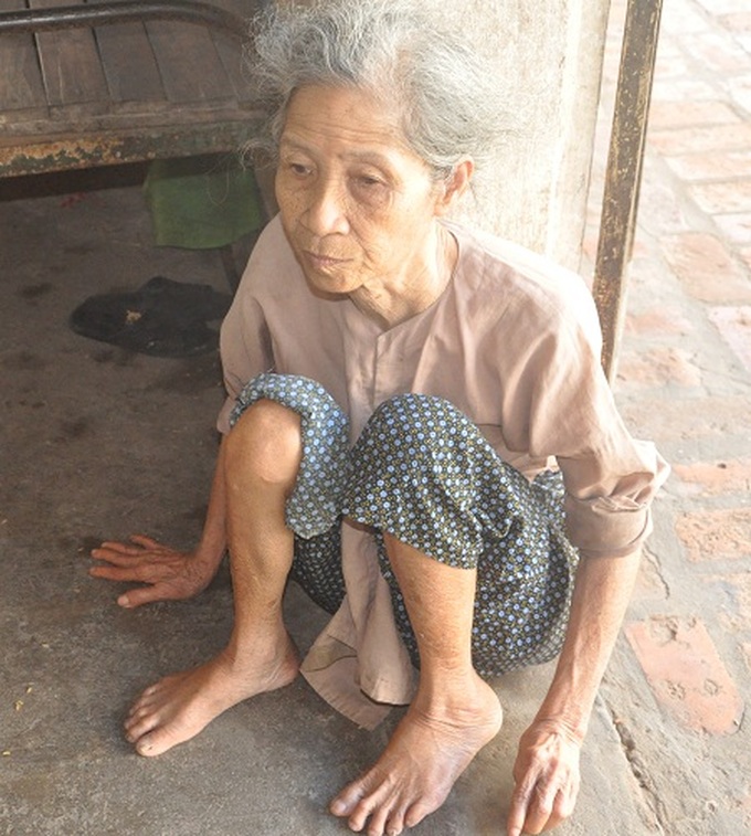 Family of poor women live on sparse diet - 1 Family of poor women live on sparse diet - 1