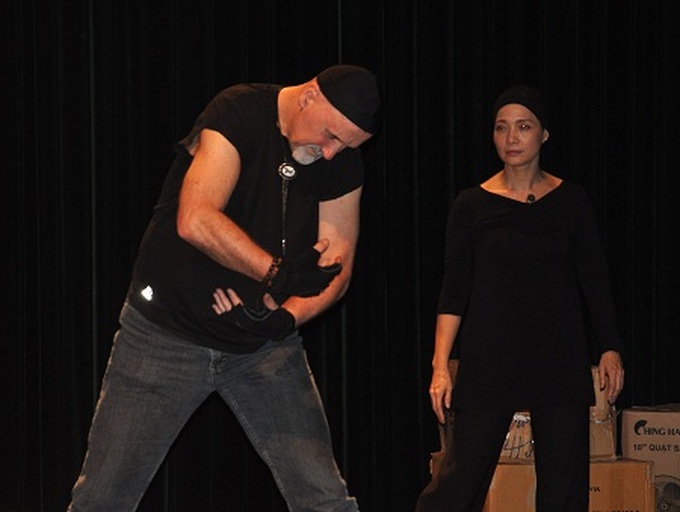 American veteran brings war play to Vietnamese stage - 1