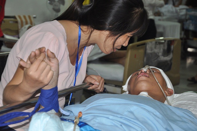 Pregnant woman takes care of injured husband - 1 Pregnant woman takes care of injured husband - 1