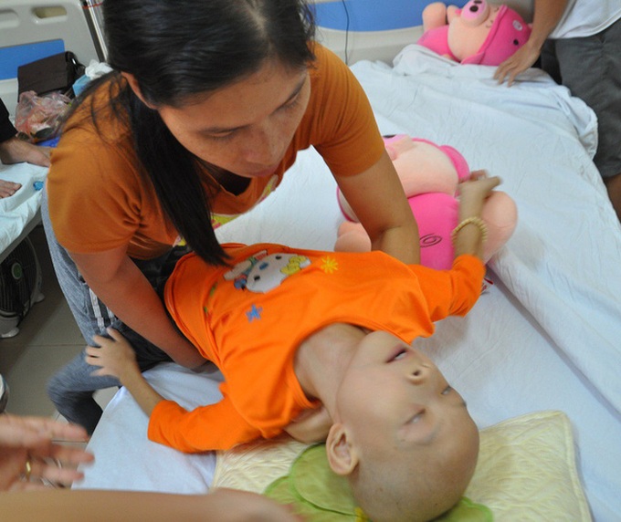 Little girl suffers cancer and heart disease - 1 Little girl suffers cancer and heart disease - 1