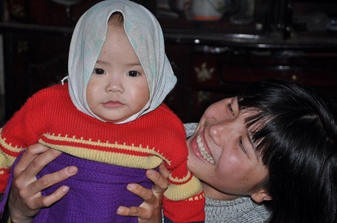 Near blind mother sings to support ill twins - 5