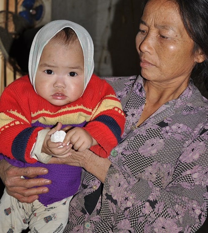 Near blind mother sings to support ill twins - 4