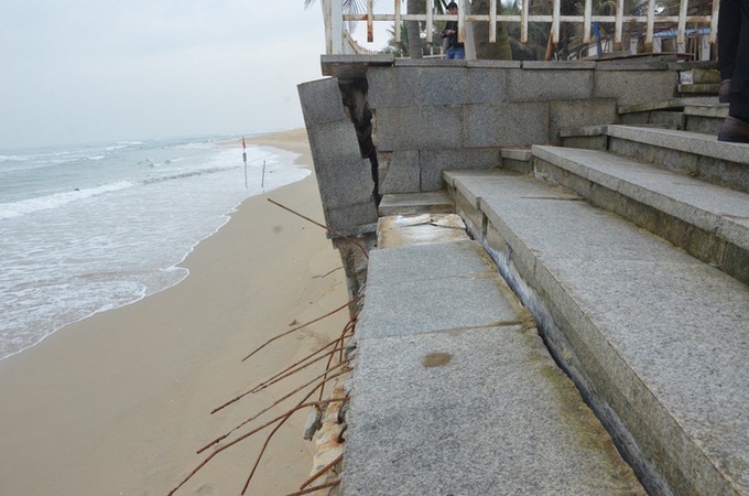 Danang beach faces serious erosion - 4 Danang beach faces serious erosion - 4