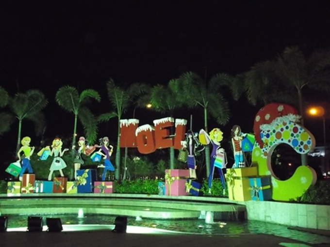 Boisterous Christmas atmosphere in HCM City - 20