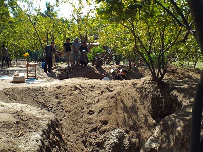 Mass grave found in farmer's garden - 2 Mass grave found in farmer's garden - 2