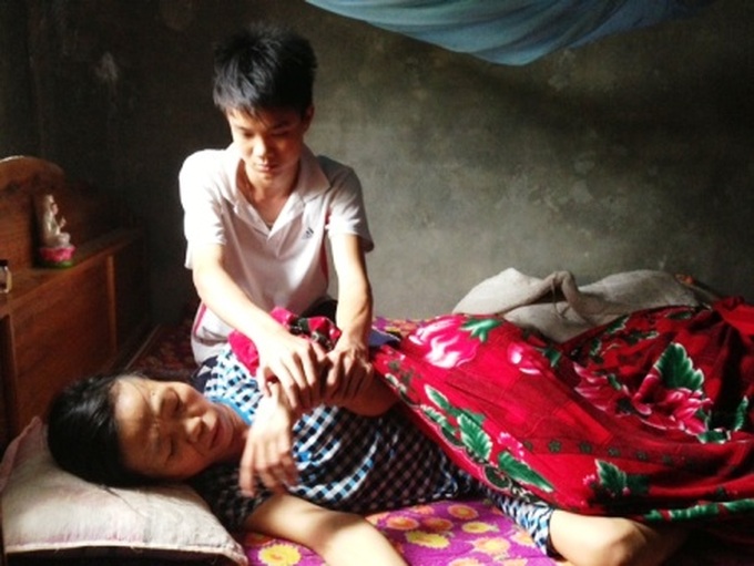 Poor boy takes care of mother with cancer - 1 Poor boy takes care of mother with cancer - 1