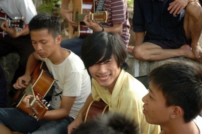 Guitar club cheers Hanoi streets up - 2