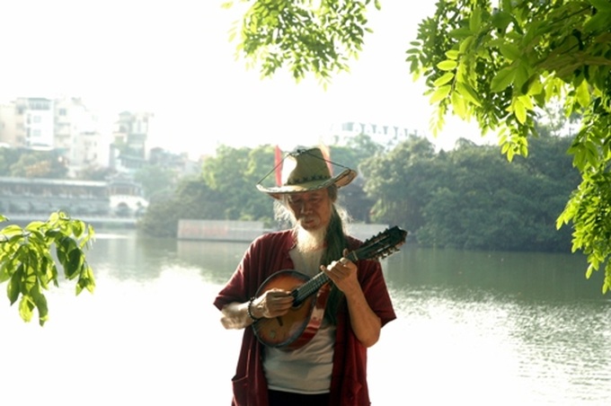 Guitar club cheers Hanoi streets up - 3